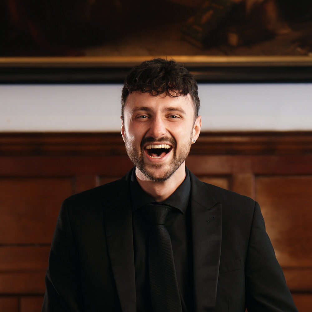 Dominic Wallis – Tenor